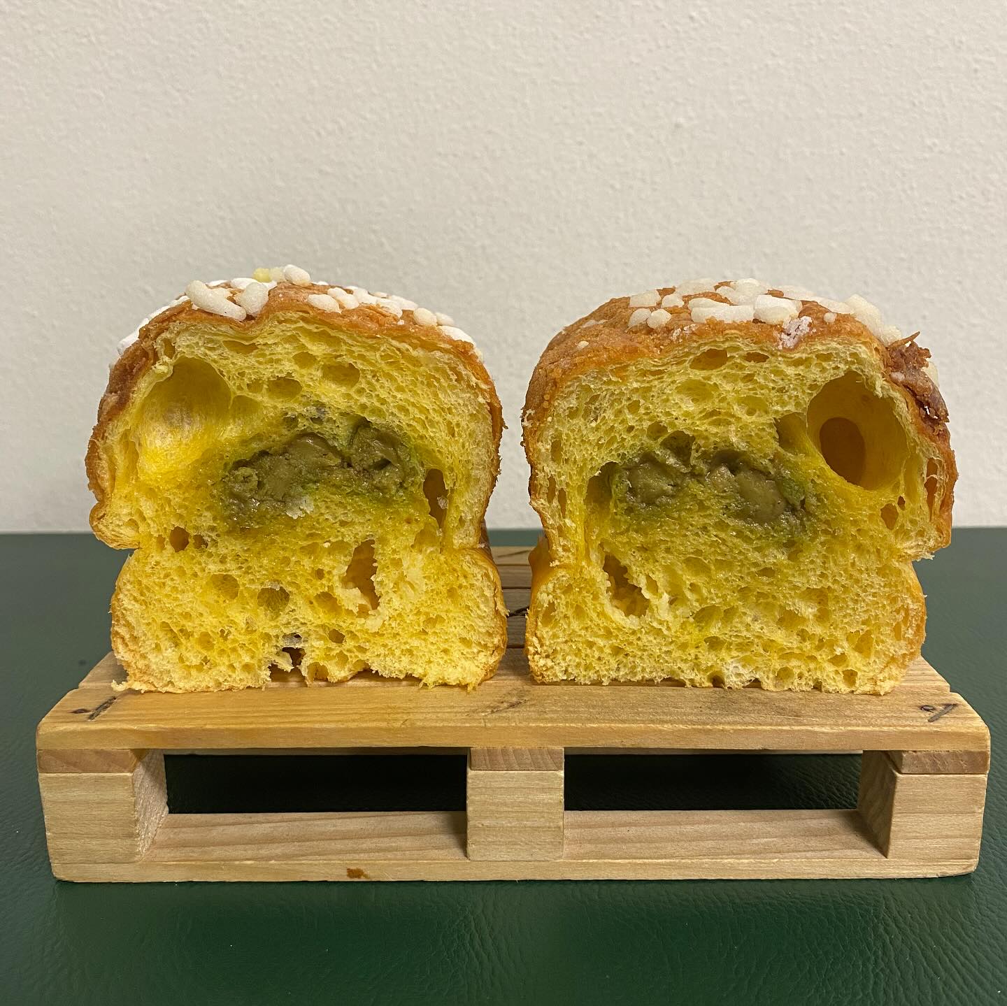 Brioche con crema e pistacchio